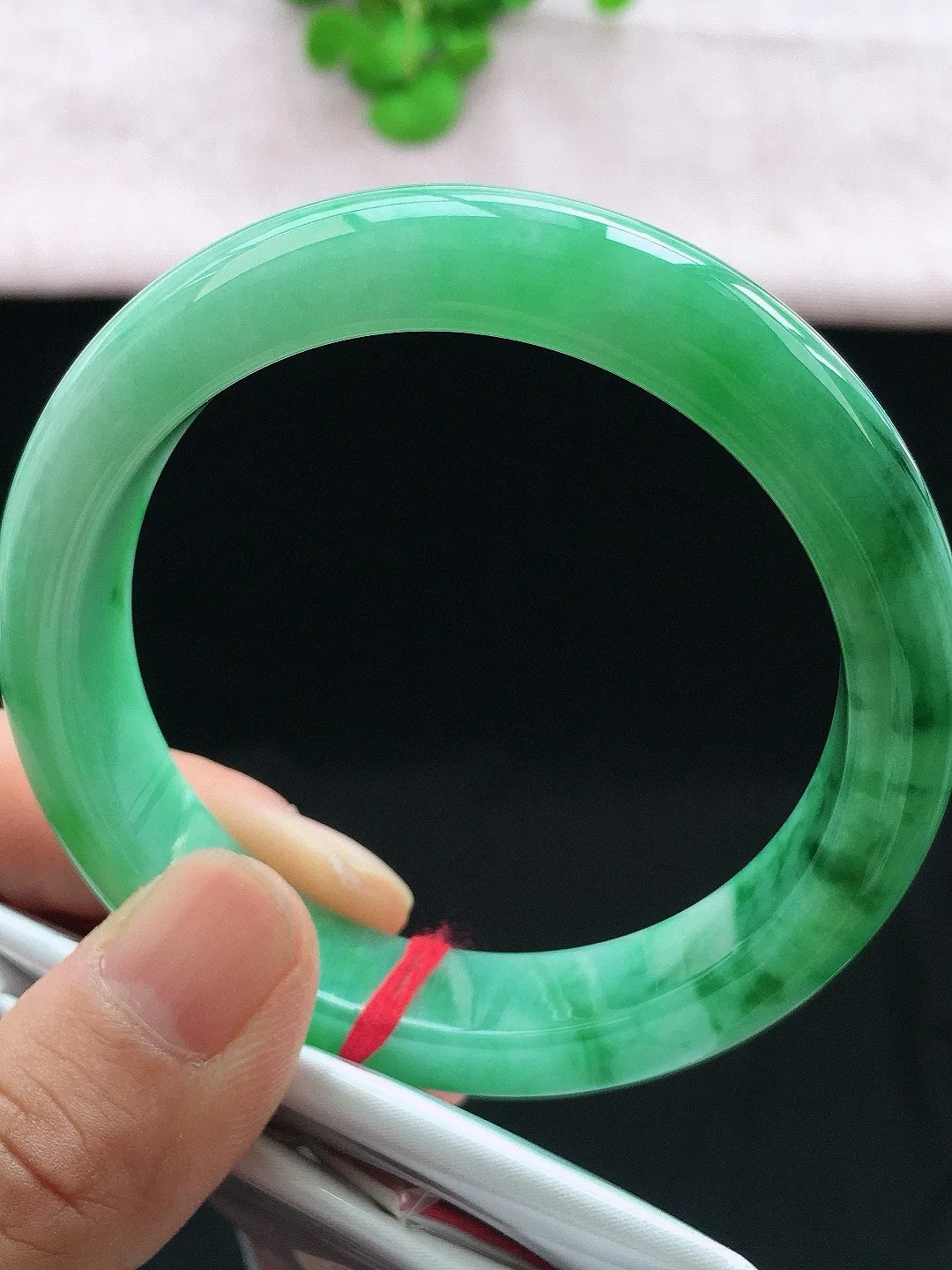 正圈57-58可戴，种老水足，尺寸57.3/12.5/8.7mm，满绿正圈翡翠手镯
