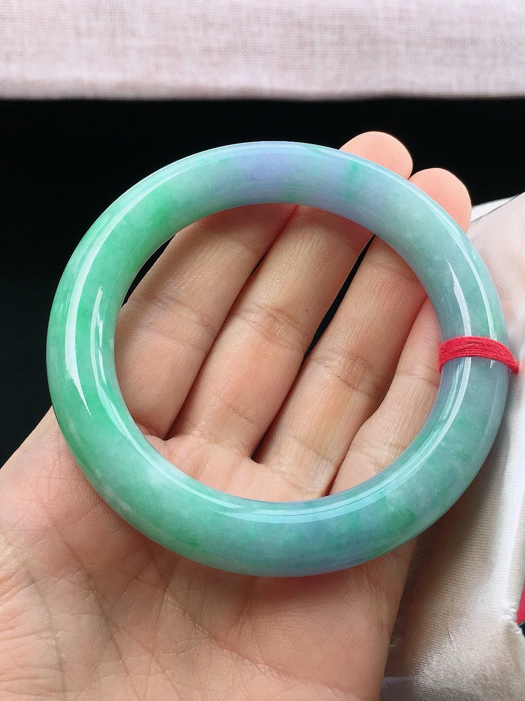 正圈57-58可戴，种老水足，尺寸56.5/11.5/11.2mm，春彩圆条翡翠手镯