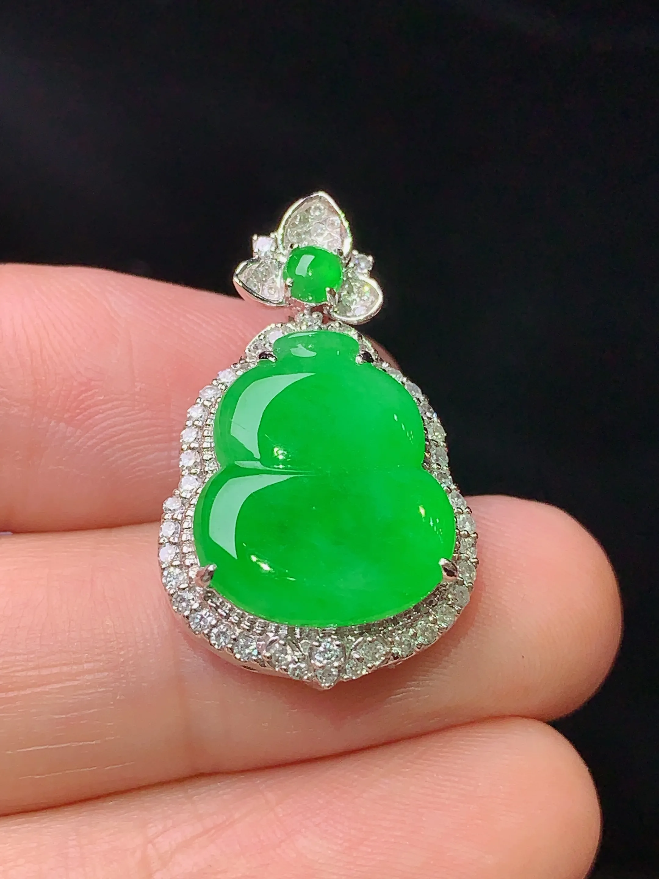 18k金钻镶嵌翠绿葫芦吊坠 玉质细腻 水润亮眼  色泽艳丽 整体尺寸26.2*16*7.5