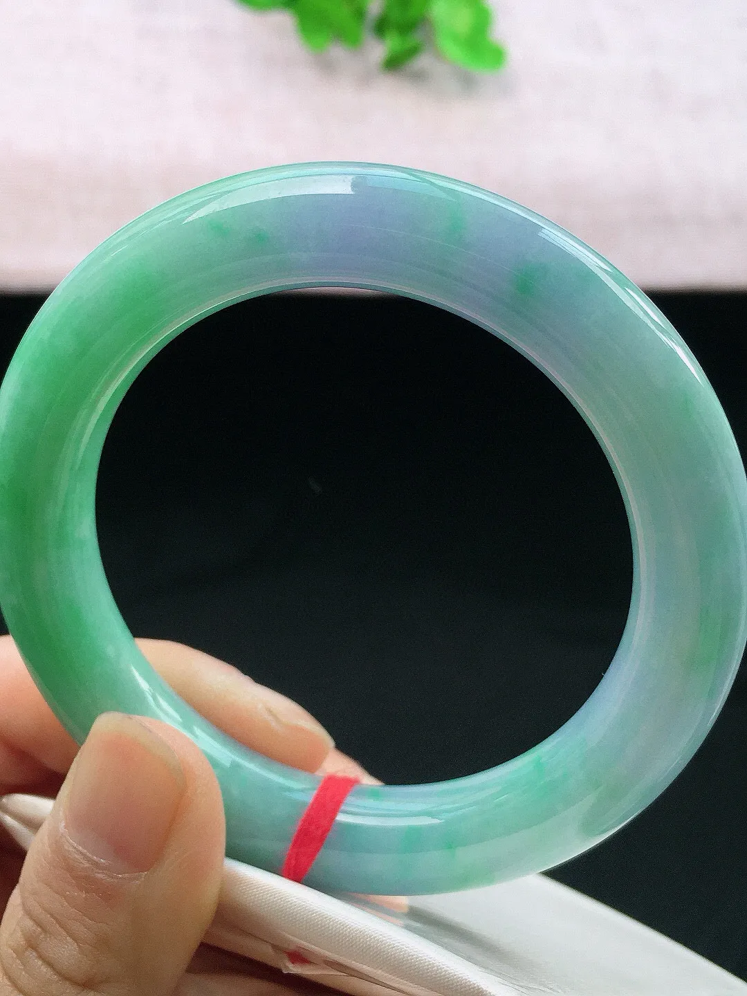 正圈57-58可戴，种老水足，尺寸56.5/11.5/11.2mm，春彩圆条翡翠手镯
