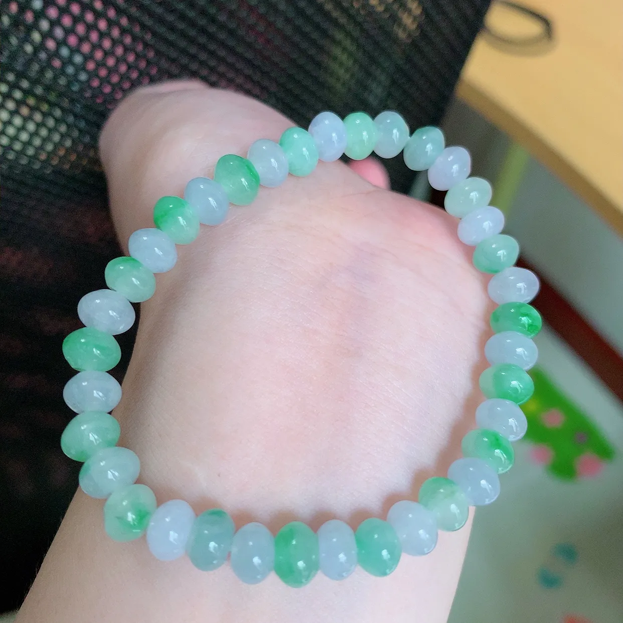 自然光实拍，冰胶多彩飘阳绿翡翠手串手链，种老水足，冰清玉润  颜色漂亮  #001.1取一尺寸7-4.5