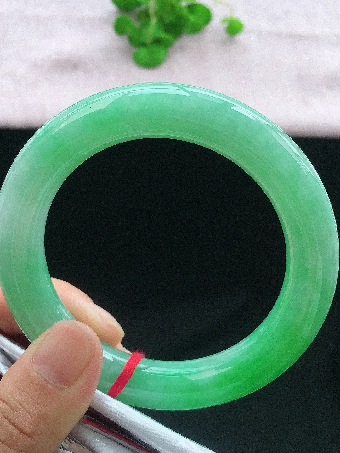 正圈61-62可戴，种老水足，尺寸60.6/12.4/12.4mm，冰飘绿大圈口圆条翡翠手
