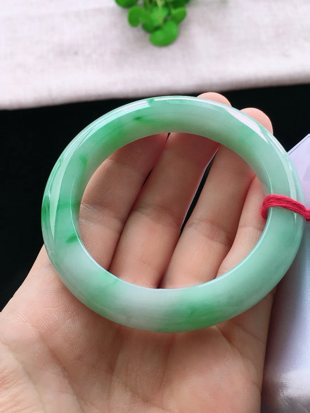 正圈55-56可戴，种老水足，尺寸55.7/10.9/10.1mm，冰飘绿正圈翡翠手镯