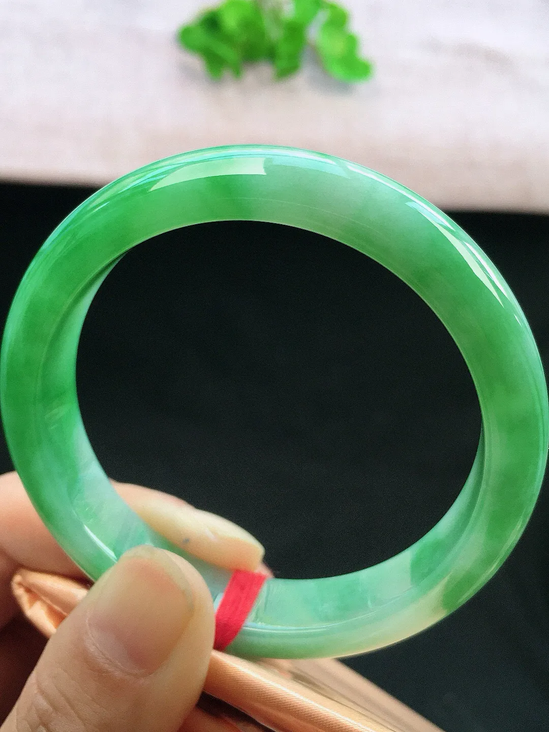 正圈55-56可戴，种老水足，尺寸56/12.6/7.8mm，飘绿正圈翡翠手镯