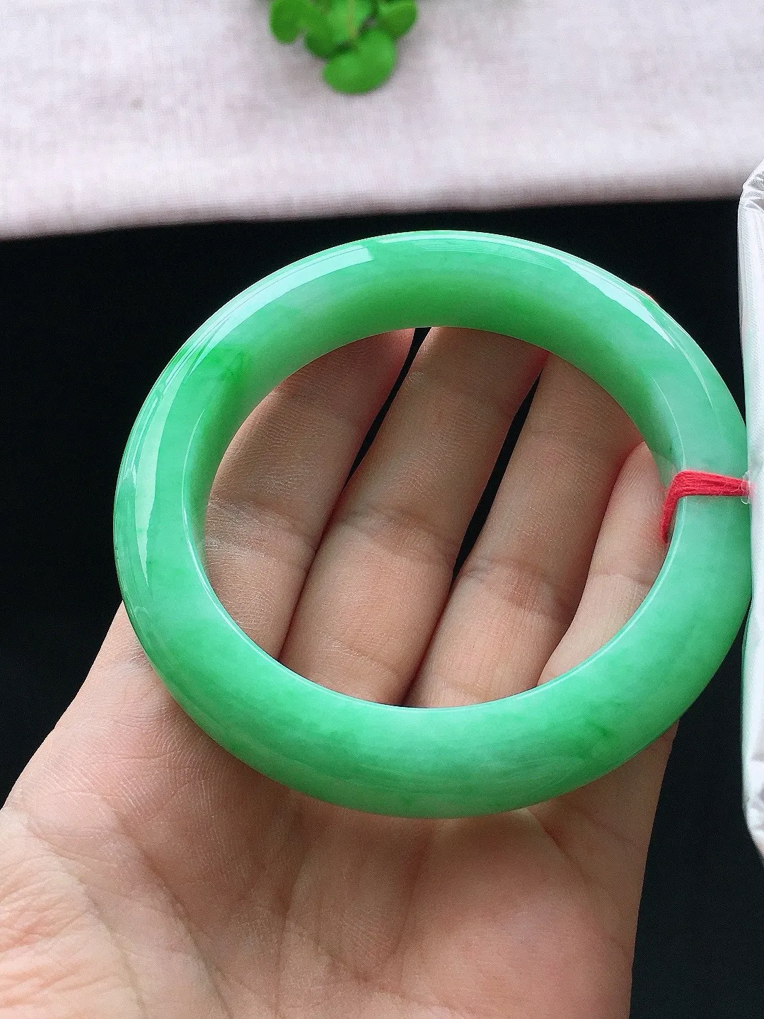 正圈57-58可戴，种老水足，尺寸57.4/12.5/10mm，满绿正圈翡翠手镯