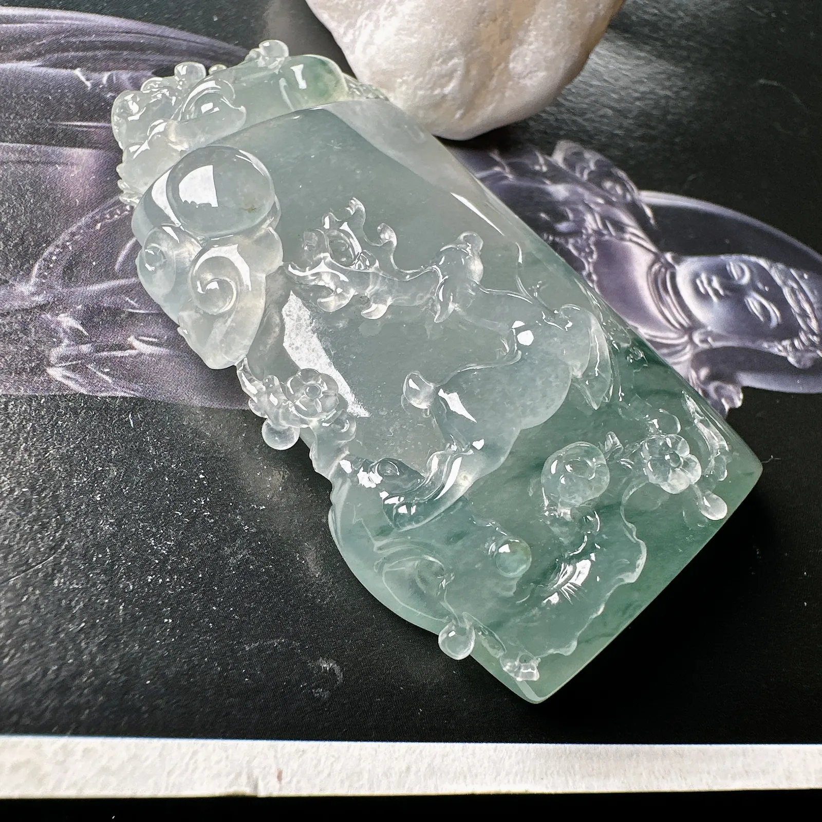 【冰种飘花一路有你】精工雕琢，质地冰润细腻，种老起胶感，通透感很不错，雕工非常精细。