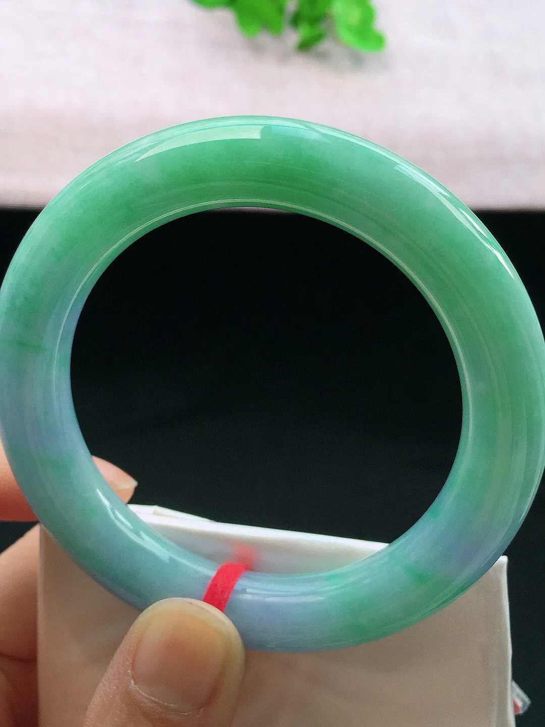 正圈57-58可戴，种老水足，尺寸56.5/11.5/11.2mm，春彩圆条翡翠手镯