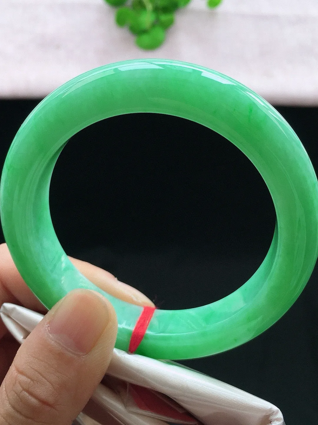 正圈57-58可戴，种老水足，尺寸57.4/12.5/10mm，满绿正圈翡翠手镯