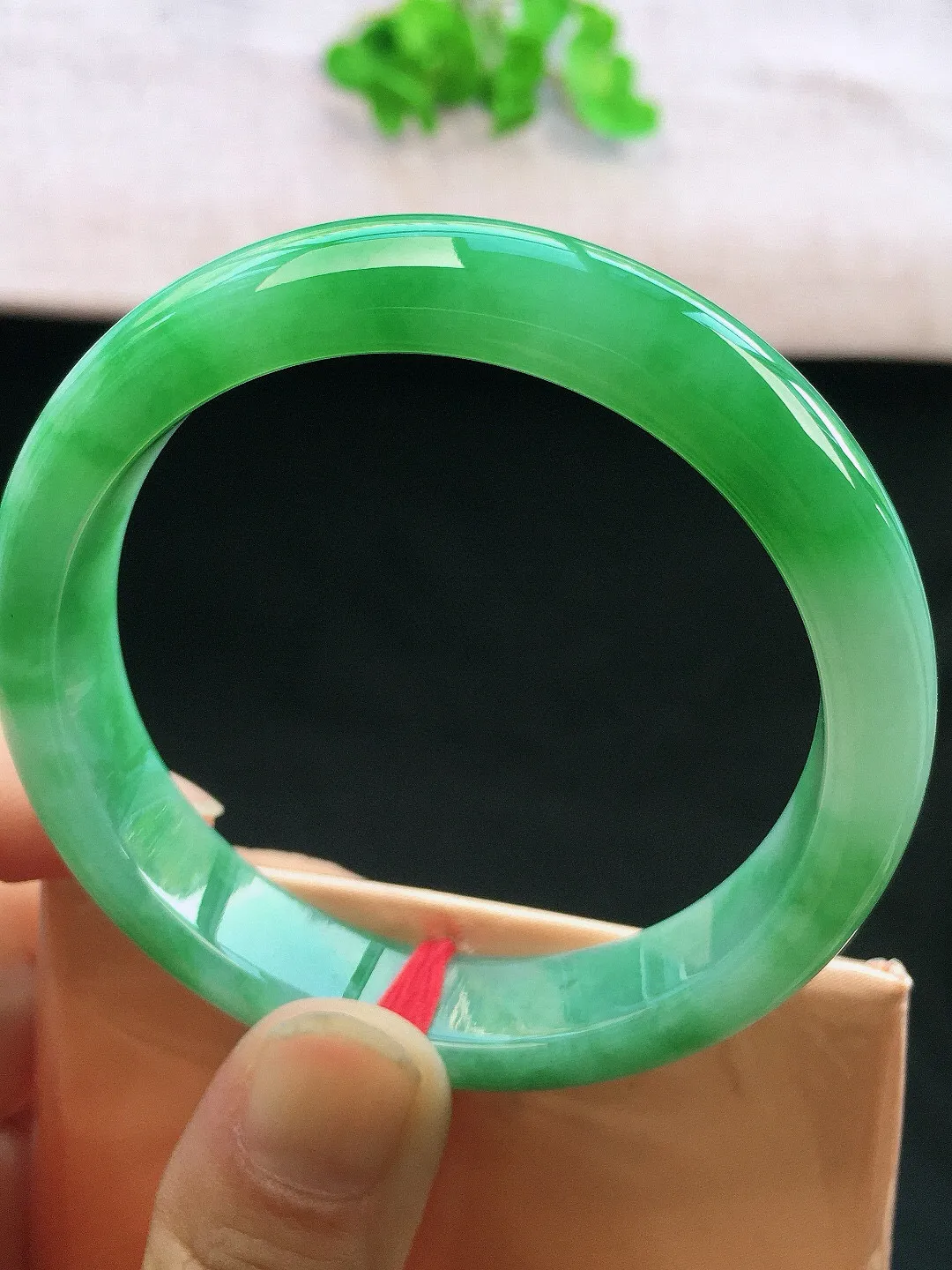 正圈55-56可戴，种老水足，尺寸56/12.6/7.8mm，飘绿正圈翡翠手镯