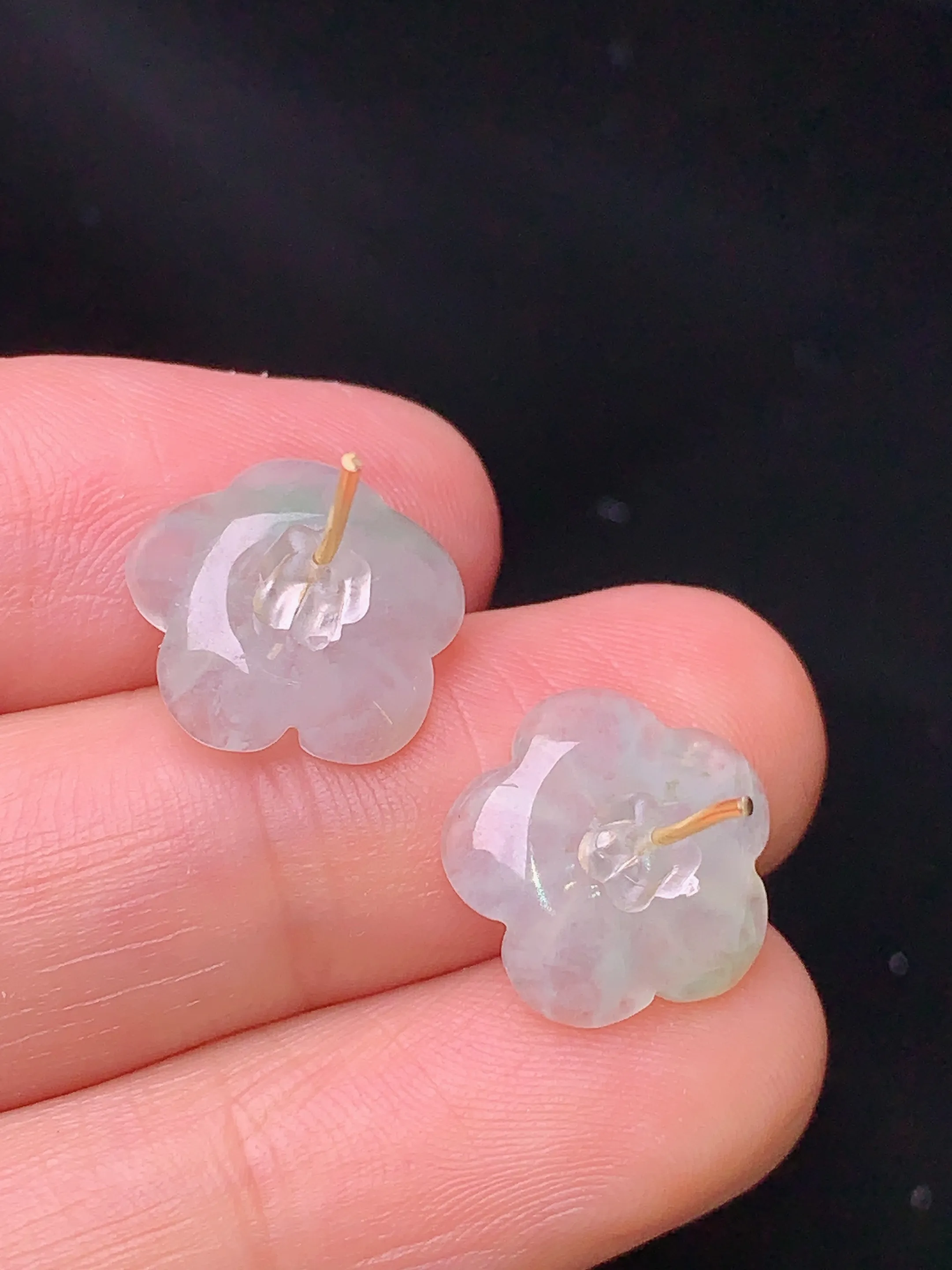 18k金镶嵌冰种花朵耳钉 玉质细腻 水润亮眼  色泽艳丽 整体尺寸12.8*3