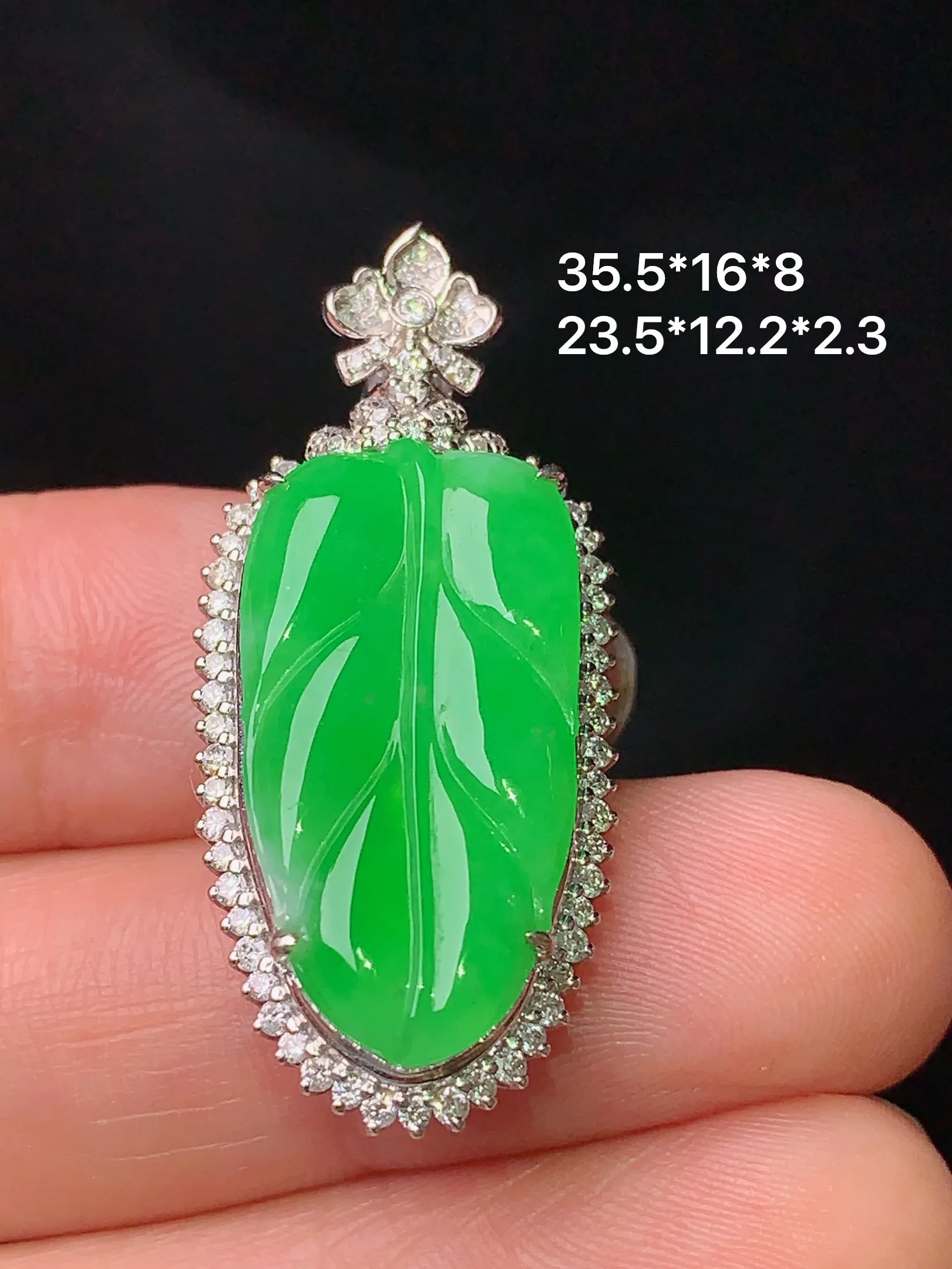 18k金钻镶嵌翠绿树叶吊坠 玉质细腻 水润亮眼 色泽艳丽 整体尺寸35.5*16*8