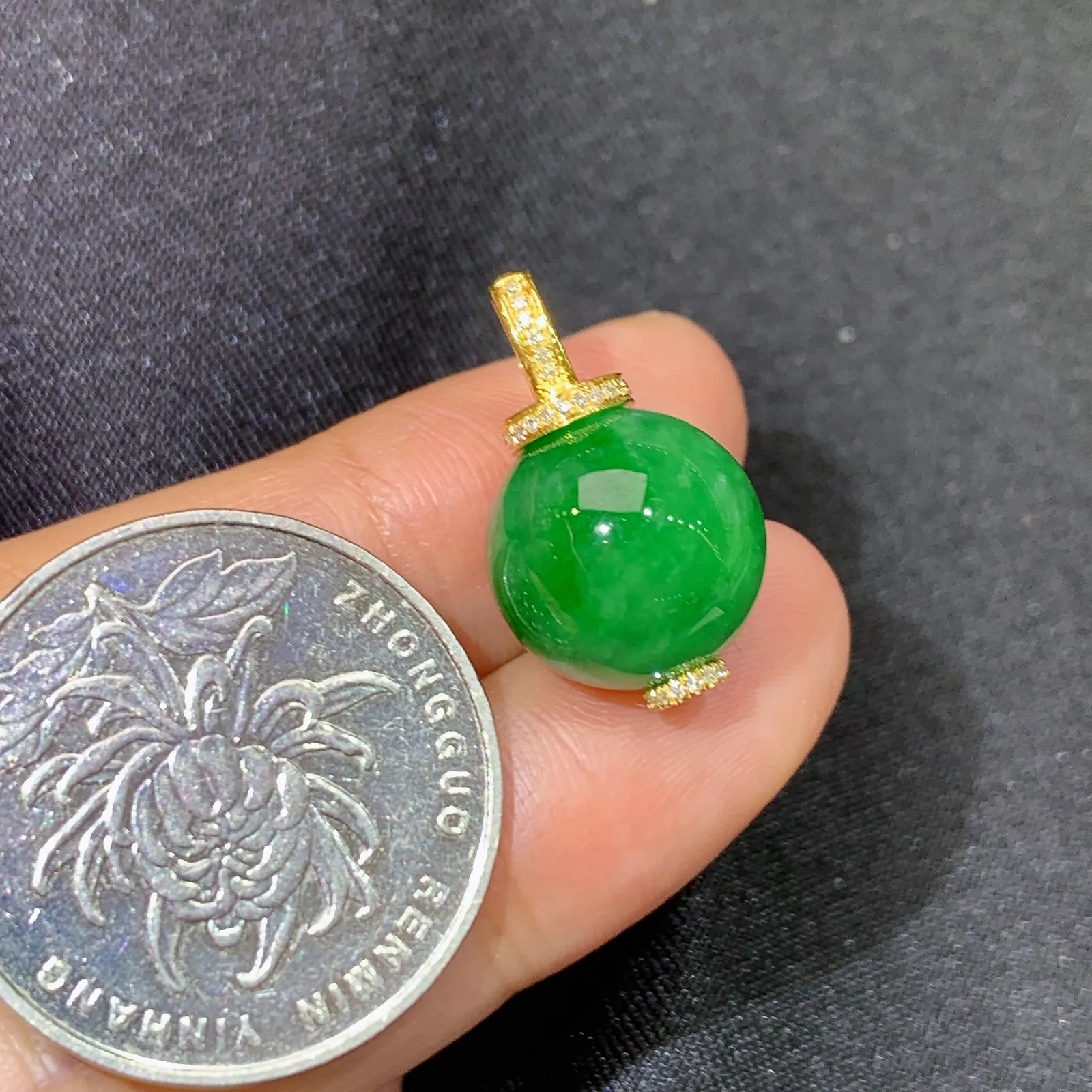 满绿圆珠吊坠，18k金镶嵌，冰润色阳，种老水足 尺寸20.3*12.3