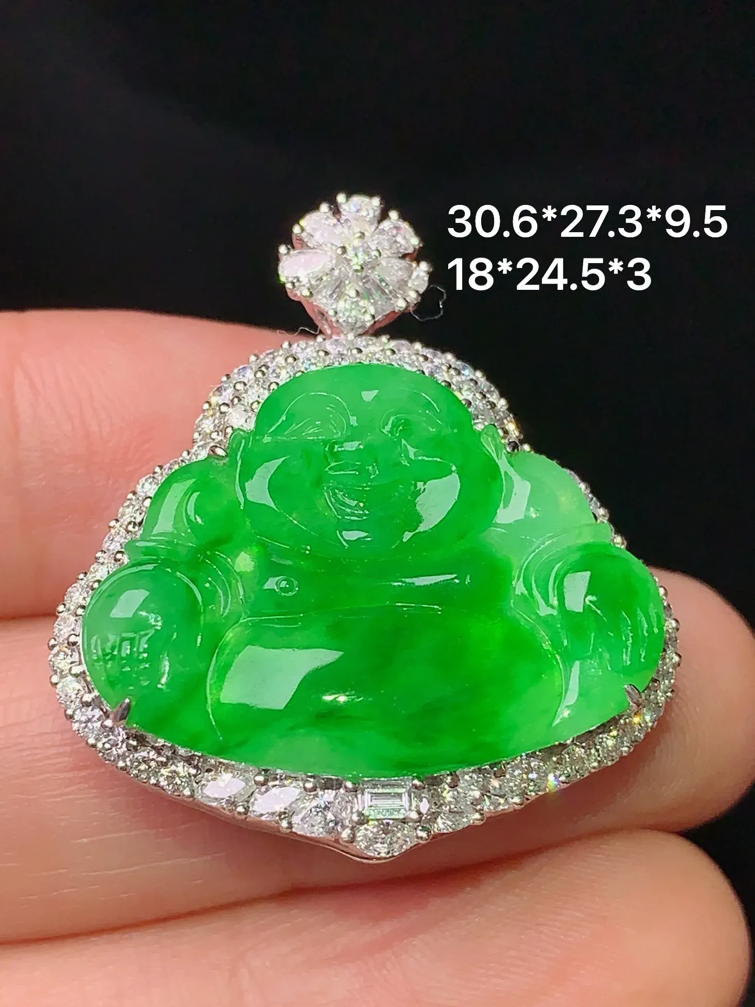 18k金钻镶嵌翠绿佛公吊坠 玉质细腻 水润亮眼 色泽艳丽 整体尺寸30.6*27.3*9.5