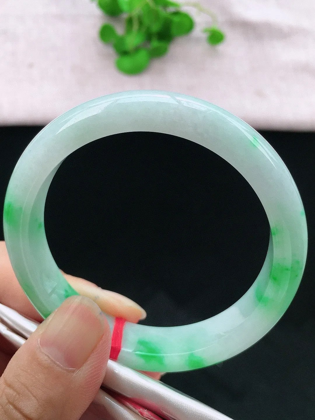 正圈55-56可戴，种老水足，尺寸55.6/12.5/7.8mm，冰飘绿正圈翡翠手镯
