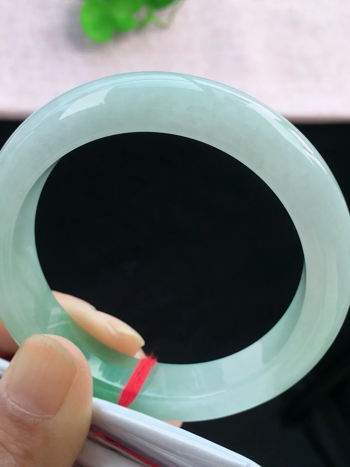 正圈54-55可戴，种老水足，尺寸55/12.6/9.4mm，冰飘绿正圈翡翠手镯