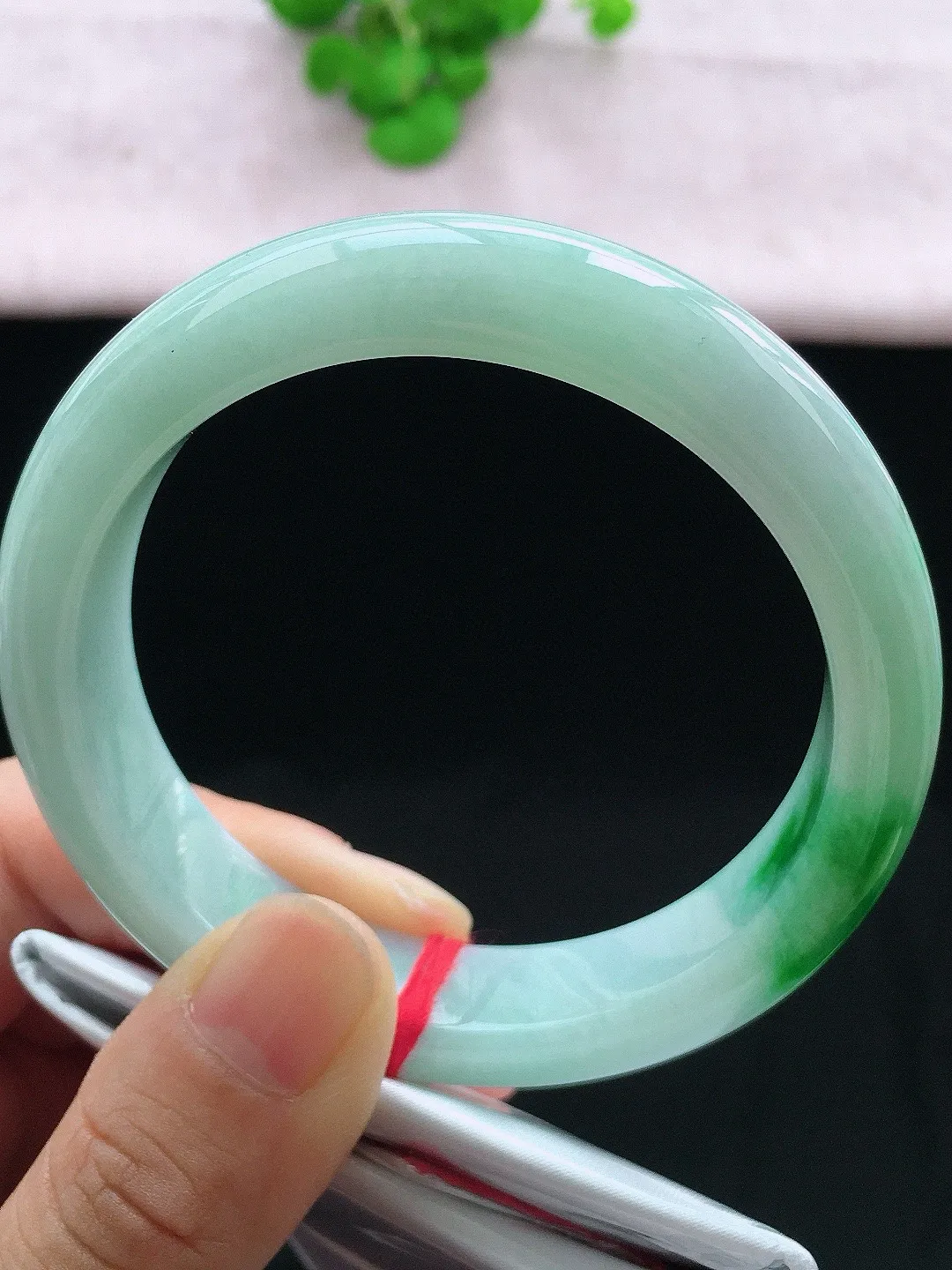 正圈57-58可戴，种老水足，尺寸58/13/8.5mm，冰飘绿正圈翡翠手镯