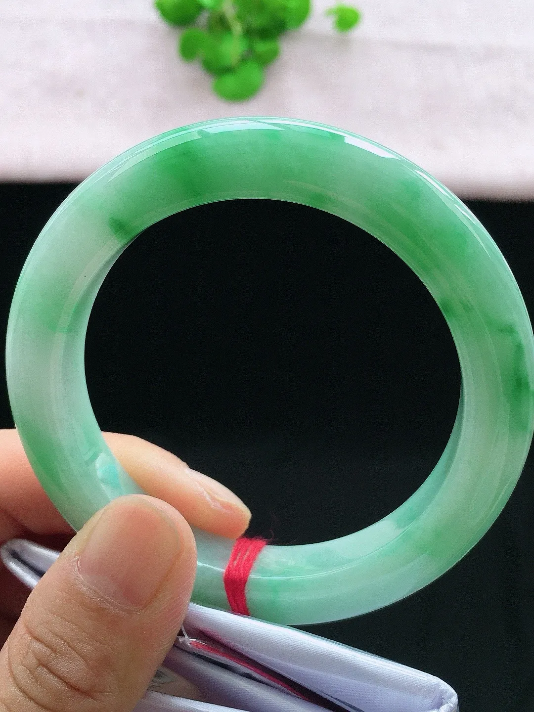 正圈55-56可戴，种老水足，尺寸55.7/10.9/10.1mm，冰飘绿正圈翡翠手镯