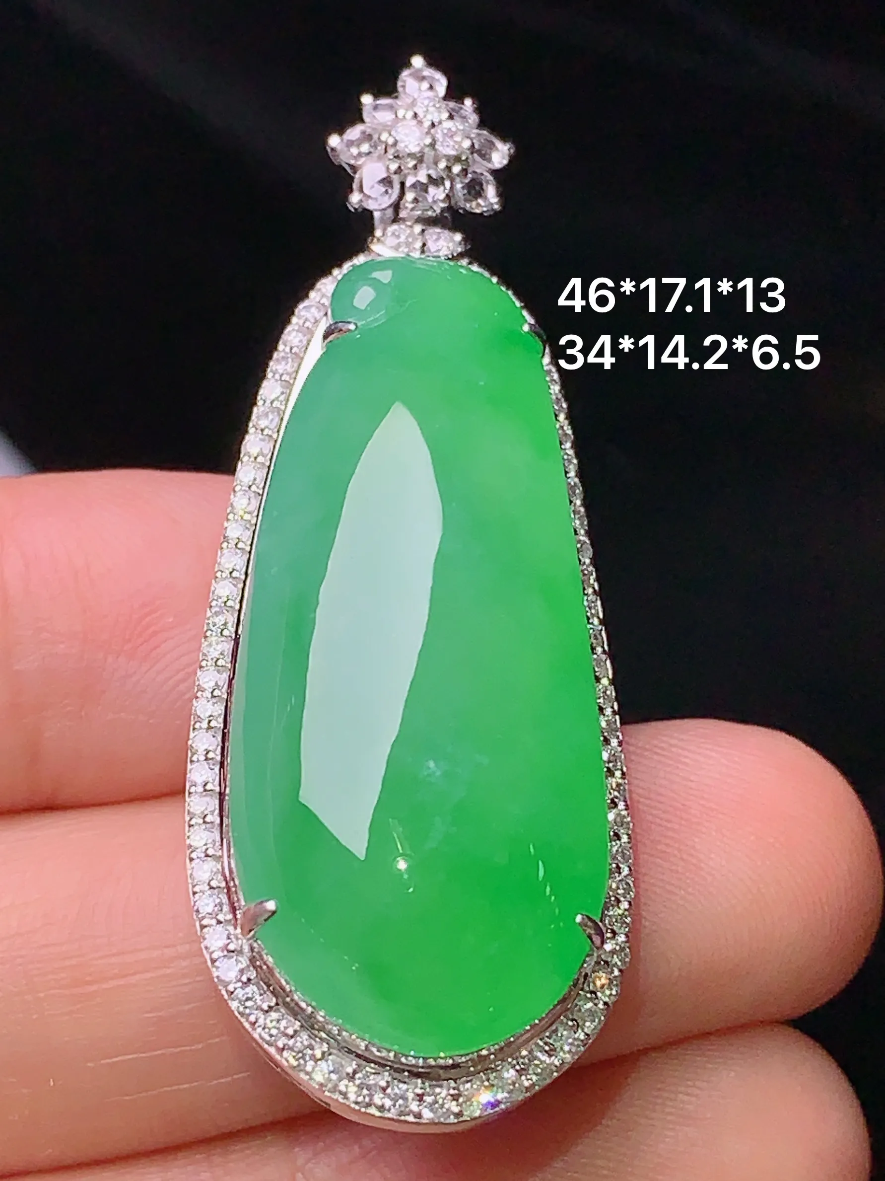 18k金钻镶嵌翠绿福瓜吊坠 玉质细腻 水润亮眼  色泽艳丽 整体尺寸46*17.1*13