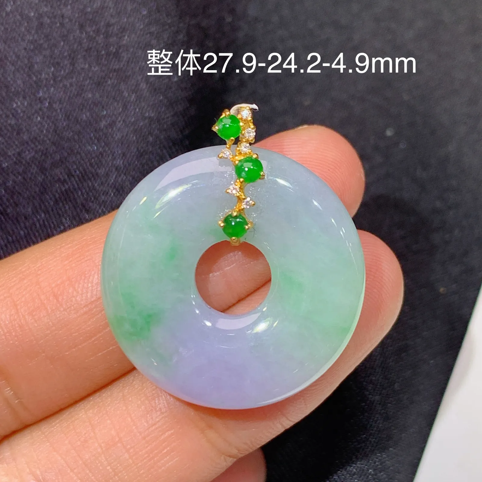 紫飘绿甜甜圈吊坠，18k金镶嵌，冰润鲜艳，玉质细腻，种水足 尺寸27.9*24.2*4.9