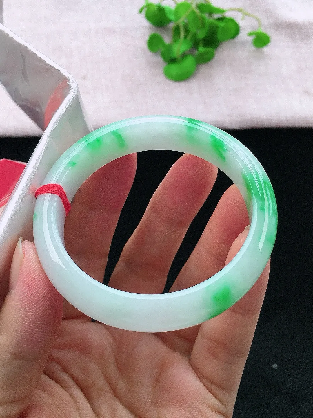 正圈55-56可戴，种老水足，尺寸55.6/12.5/7.8mm，冰飘绿正圈翡翠手镯