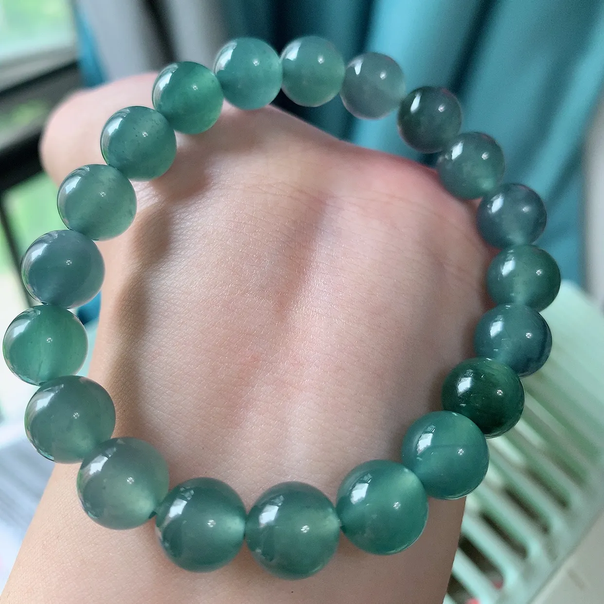 自然光实拍，冰种飘花圆珠翡翠手串手链，种老水足，冰清玉润  颜色漂亮  #001.1取一尺寸9.8