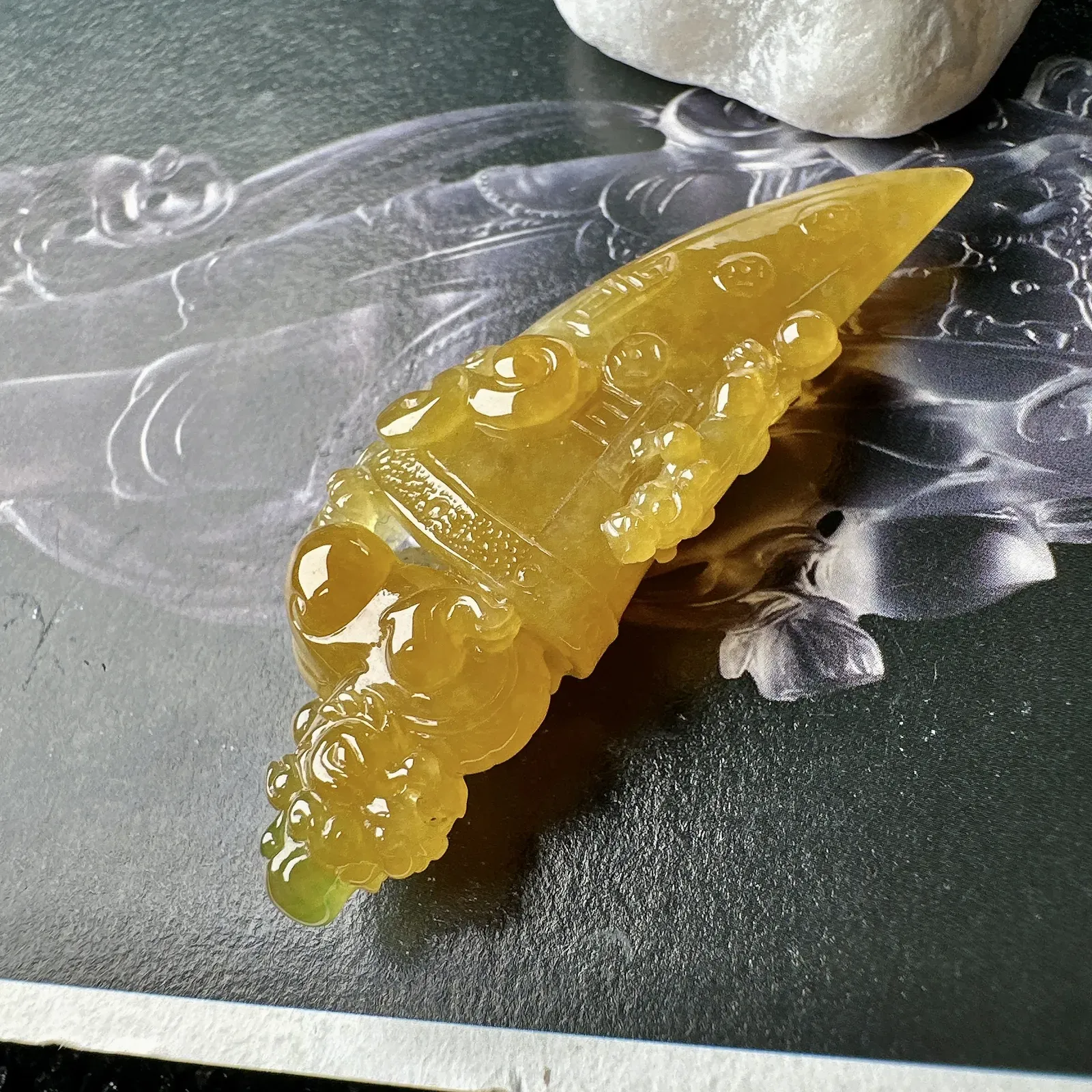【冰种黄翡龙牙】种地优秀，通透闪亮，起光的料子，厚度很好，工艺雕刻精湛。