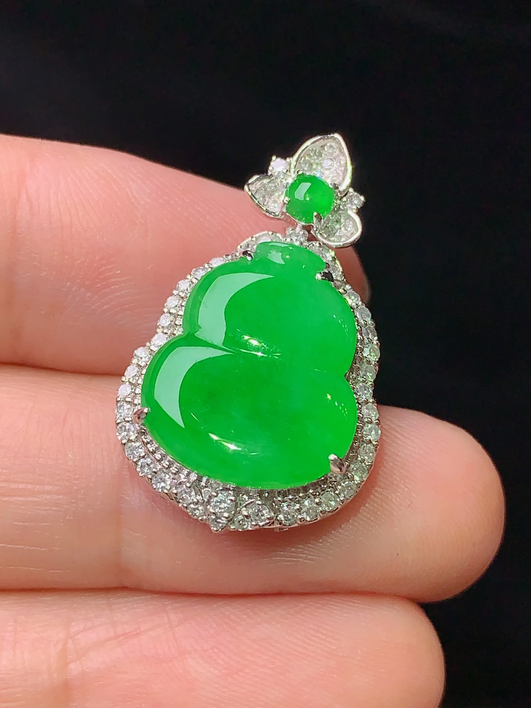 18k金钻镶嵌翠绿葫芦吊坠 玉质细腻 水润亮眼  色泽艳丽 整体尺寸26.2*16*7.5