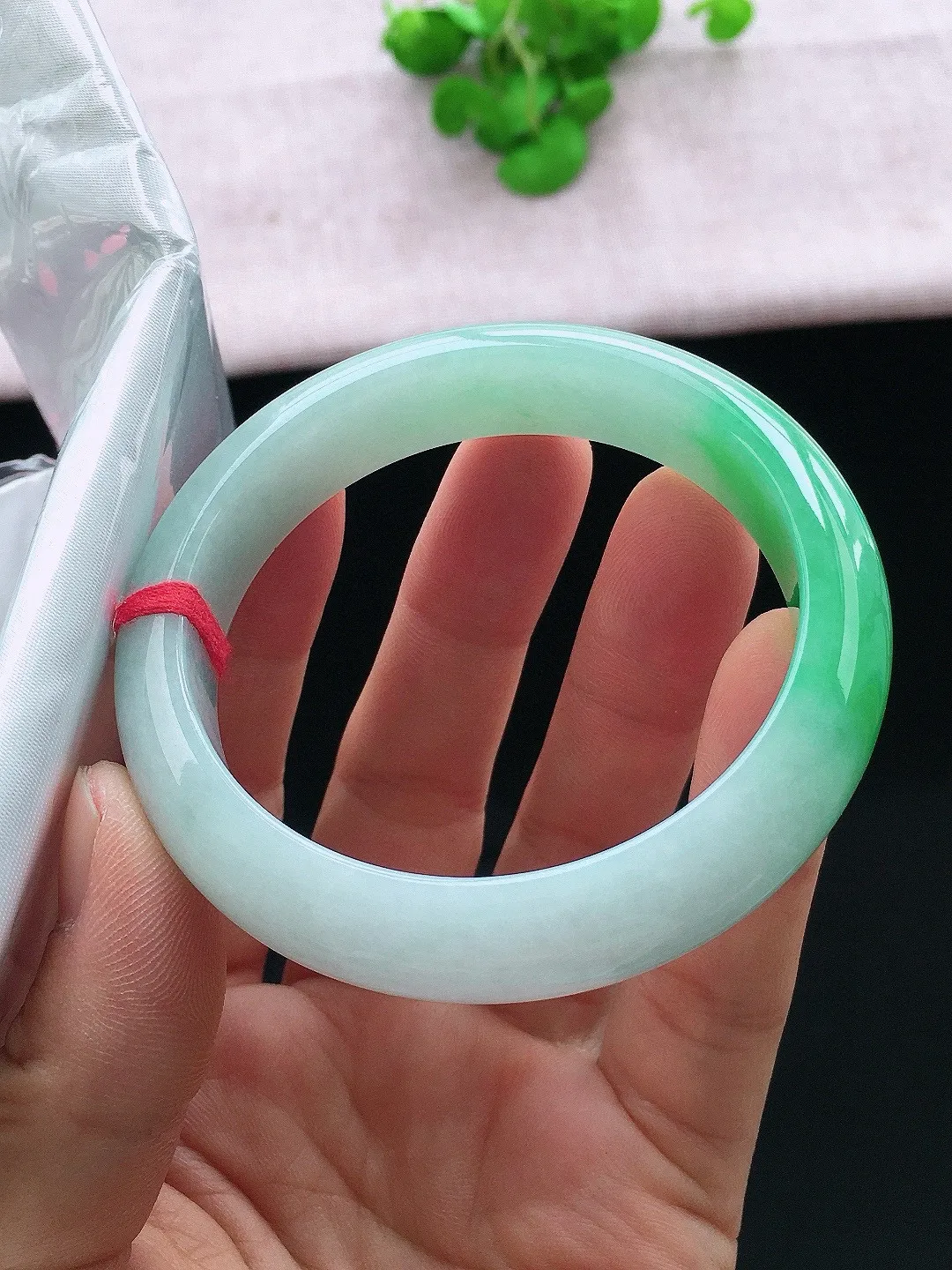 正圈55-56可戴，种老水足，尺寸55.8/12.8/8.3mm，冰飘绿正圈翡翠手镯