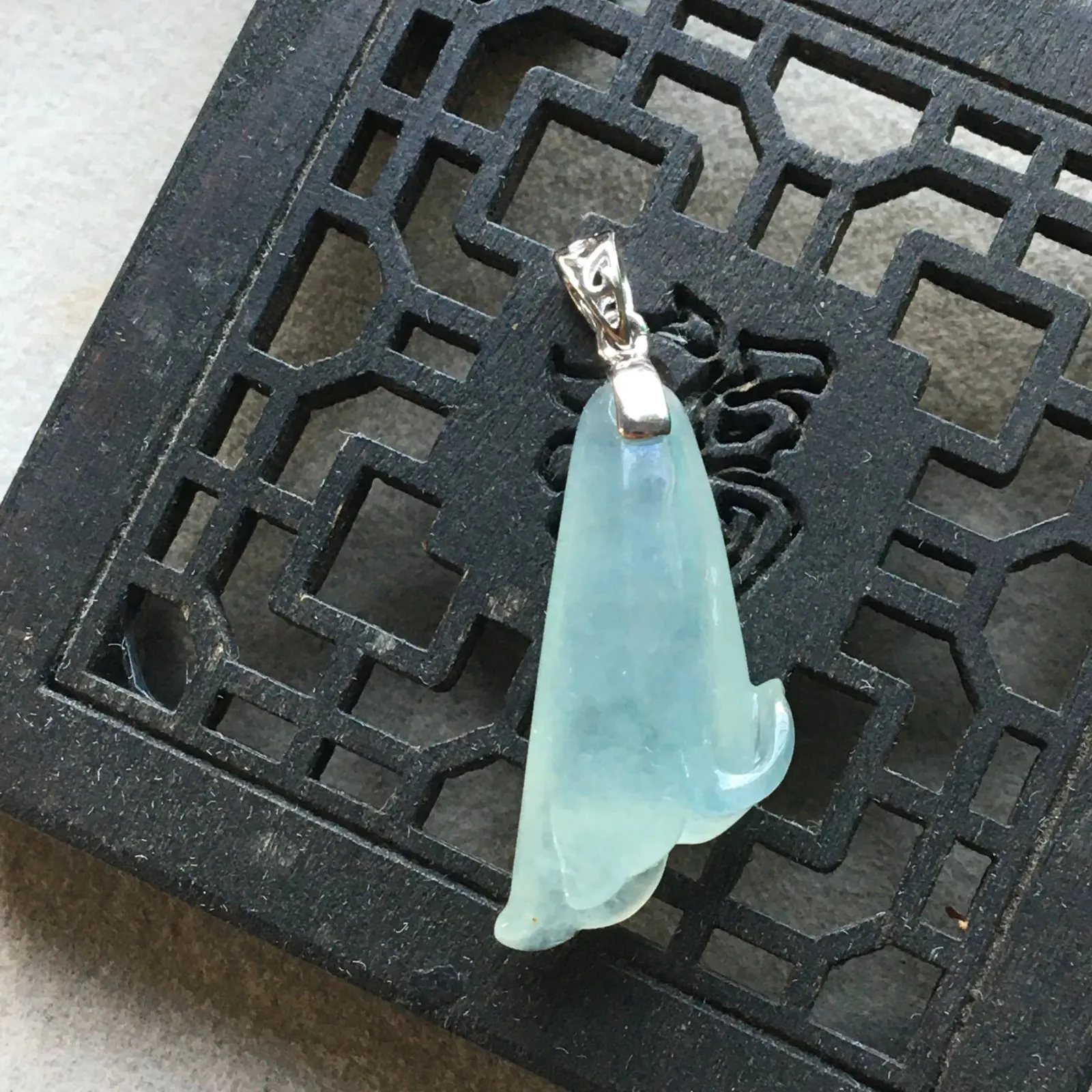 缅甸翡翠A货，兰花朵，幸福快乐，平安吉祥，花开富贵，正反两面可以带，上身效果非常美，祼石尺寸24.3/14.4/6
