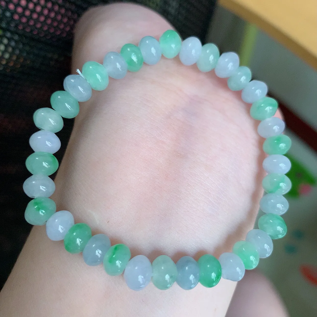 自然光实拍，冰润多彩翡翠手串手链，种老水足，冰清玉润  颜色漂亮  #001.1取一尺寸7*4.5