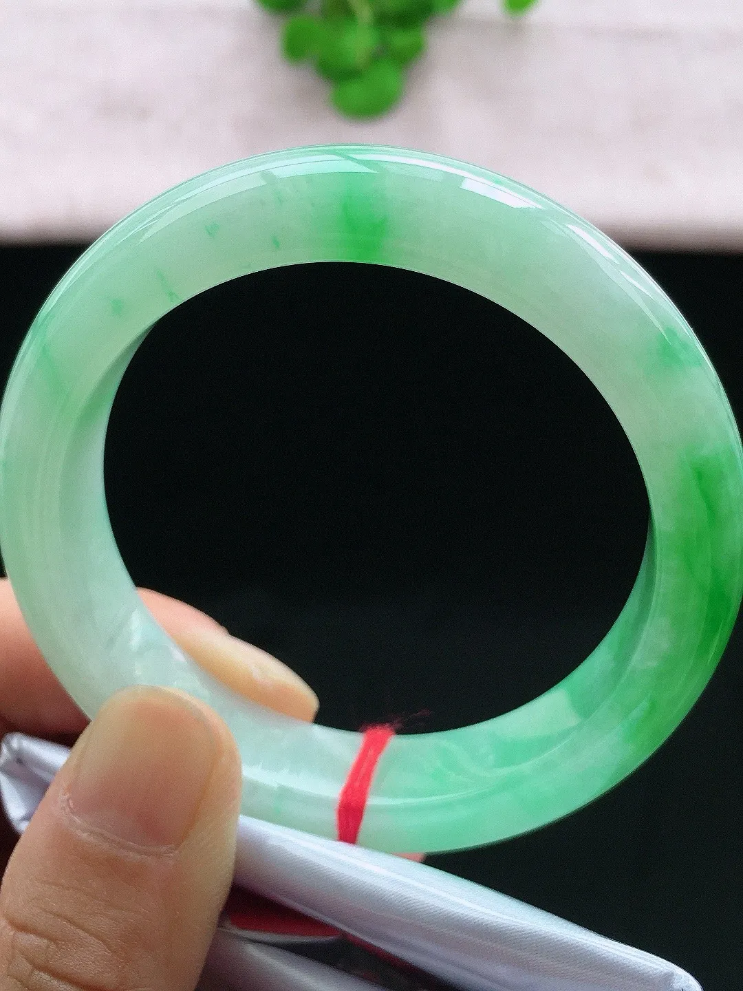 正圈54-55可戴，种老水足，尺寸54.5/13/8.5mm，冰飘绿正圈翡翠手镯