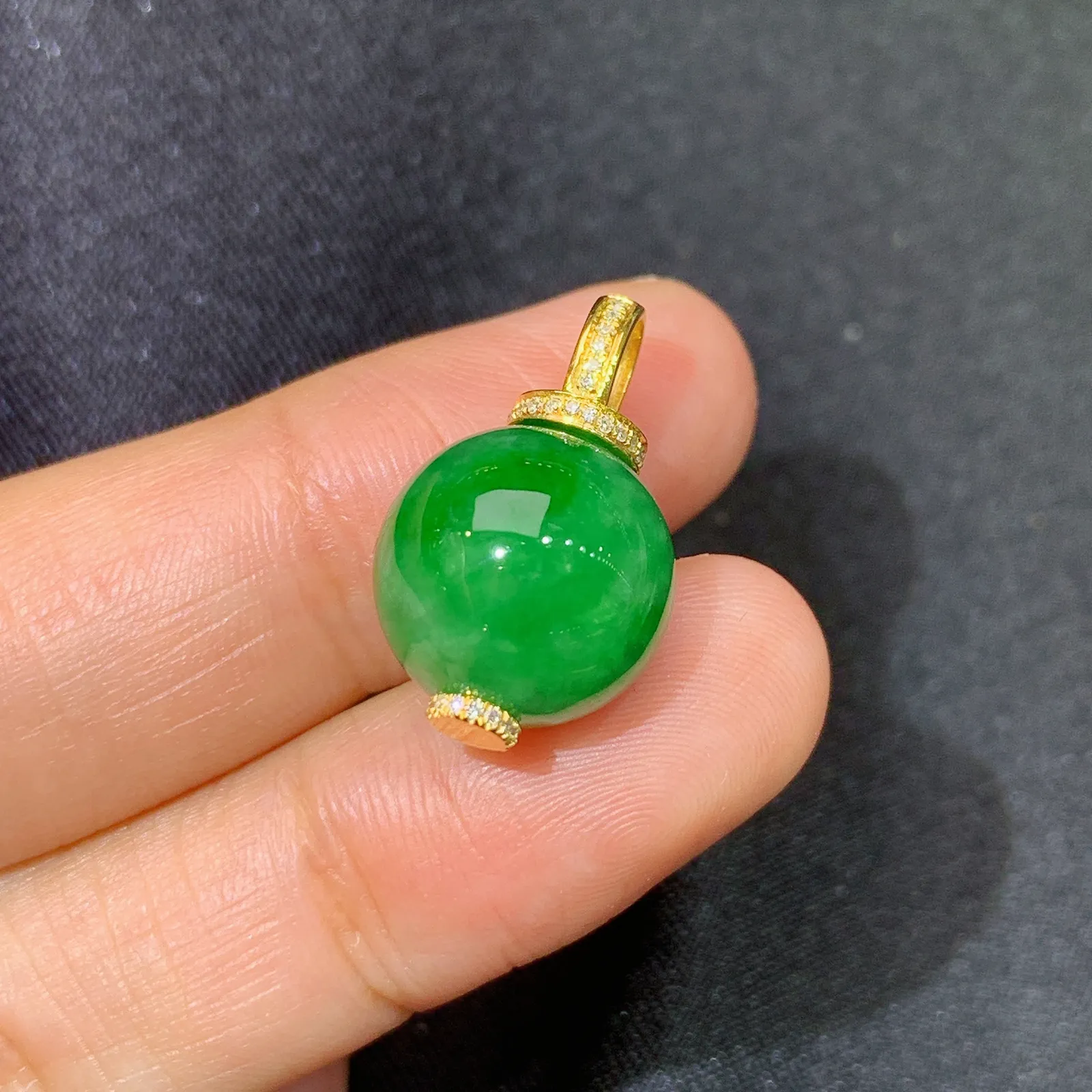 满绿圆珠吊坠，18k金镶嵌，冰润色阳，种老水足 尺寸20.3*12.3