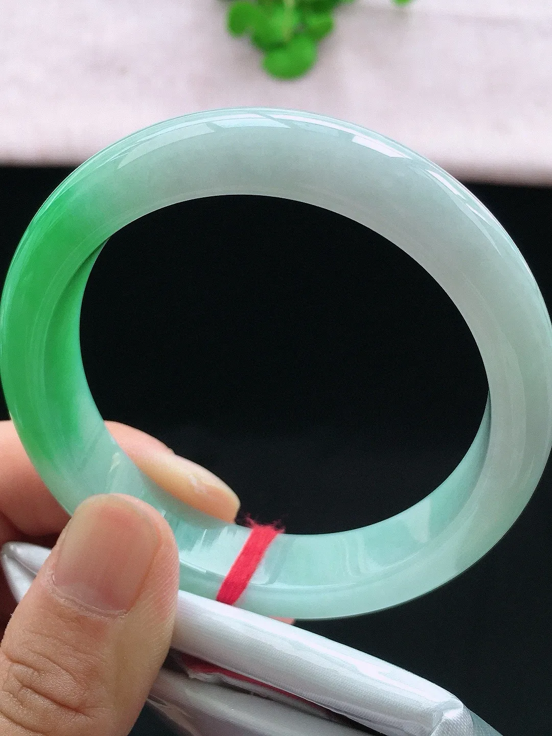 正圈55-56可戴，种老水足，尺寸55.8/12.8/8.3mm，冰飘绿正圈翡翠手镯