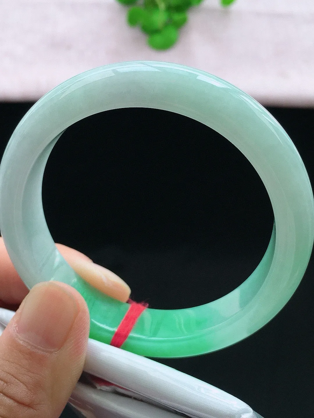 正圈55-56可戴，种老水足，尺寸55.8/12.8/8.3mm，冰飘绿正圈翡翠手镯