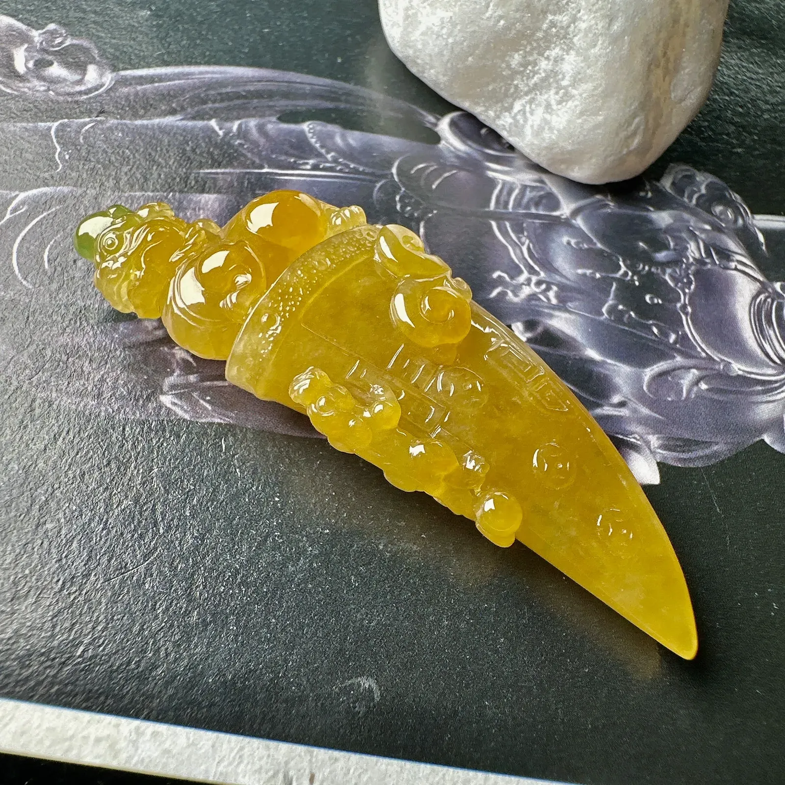 【冰种黄翡龙牙】种地优秀，通透闪亮，起光的料子，厚度很好，工艺雕刻精湛。