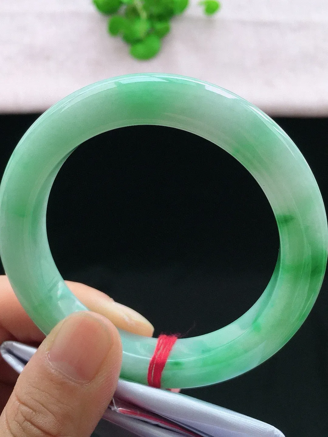 正圈55-56可戴，种老水足，尺寸55.7/10.9/10.1mm，冰飘绿正圈翡翠手镯