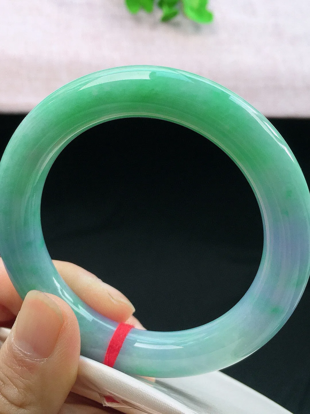 正圈57-58可戴，种老水足，尺寸56.5/11.5/11.2mm，春彩圆条翡翠手镯
