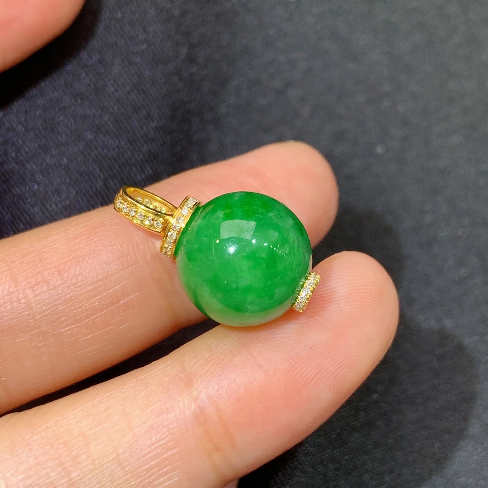 满绿圆珠吊坠，18k金镶嵌，冰润色阳，种老水足 尺寸20.3*12.3