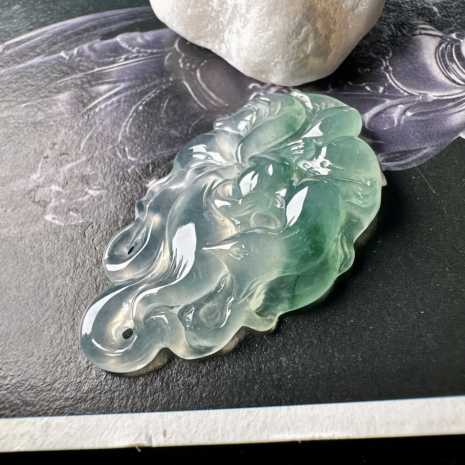 【冰种飘花九尾狐】精品，九尾灵狐，是吉祥如意、美好的象征。品质上佳，值得入手一试。