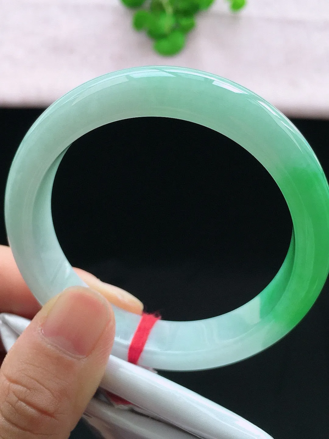 正圈55-56可戴，种老水足，尺寸55.8/12.8/8.3mm，冰飘绿正圈翡翠手镯