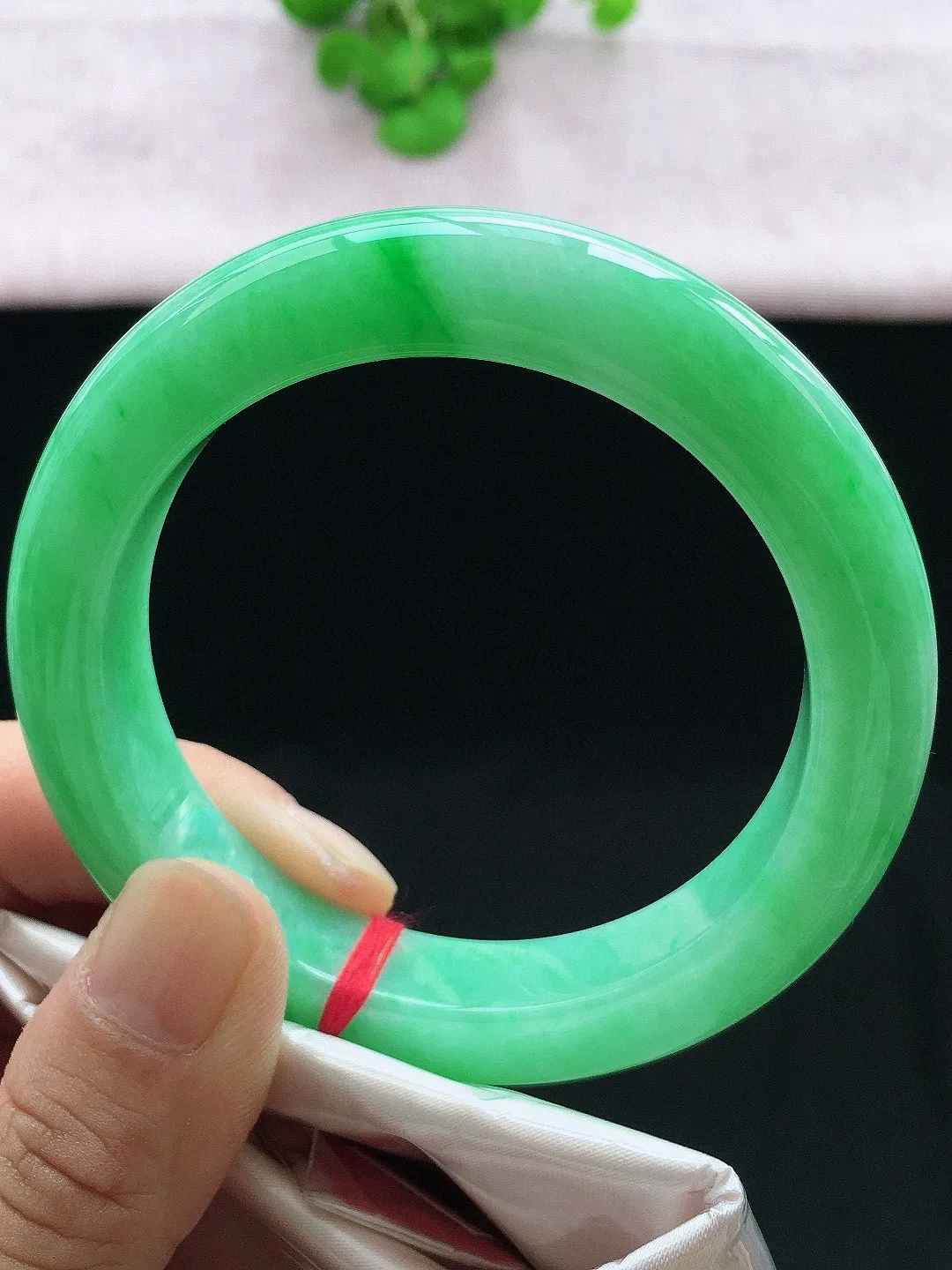 正圈57-58可戴，种老水足，尺寸57.4/12.5/10mm，满绿正圈翡翠手镯