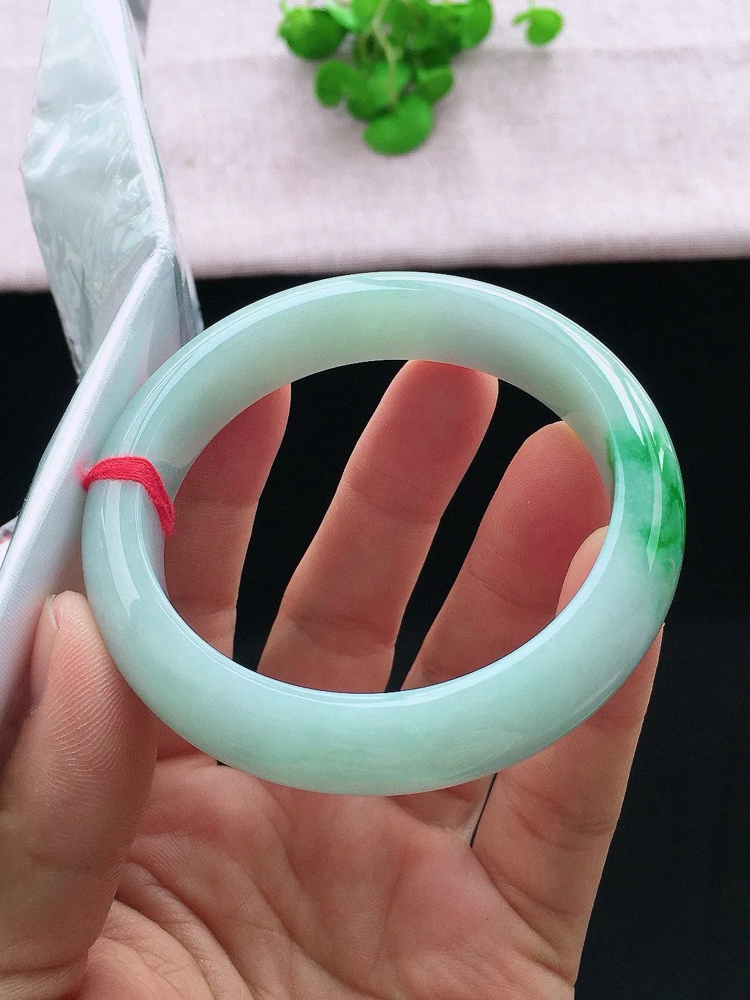正圈57-58可戴，种老水足，尺寸58/13/8.5mm，冰飘绿正圈翡翠手镯