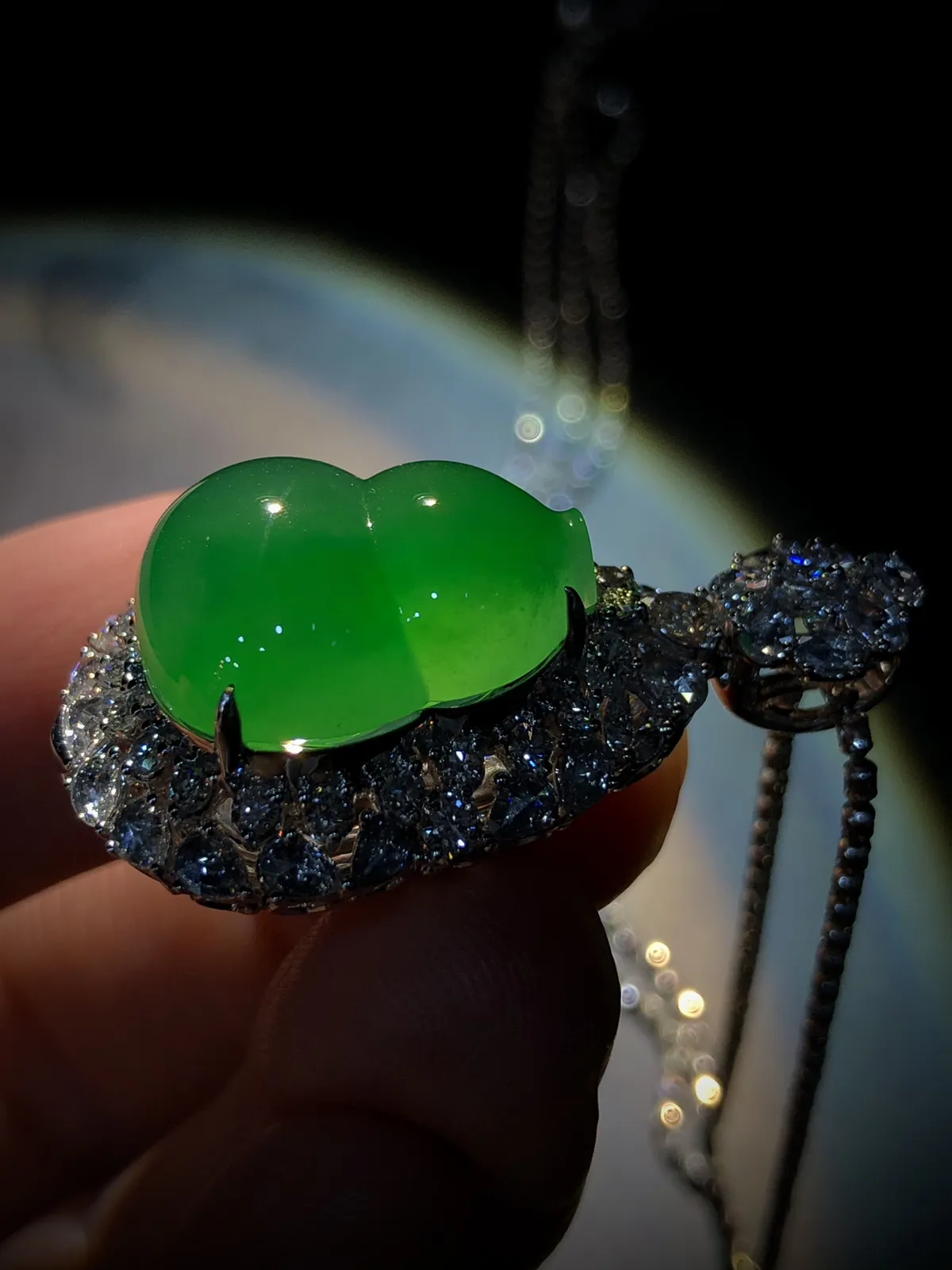 【福禄】，精品饱满葫芦，
裸石18-15.5-8.8mm，整体36-21-16mm，
18K金，南非