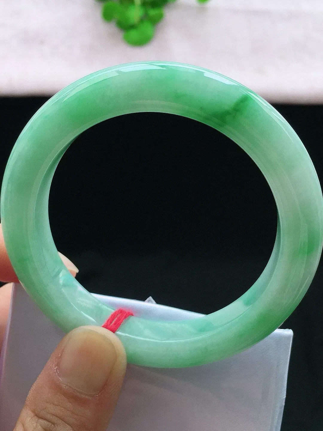 正圈55-56可戴，种老水足，尺寸55.7/10.9/10.1mm，冰飘绿正圈翡翠手镯