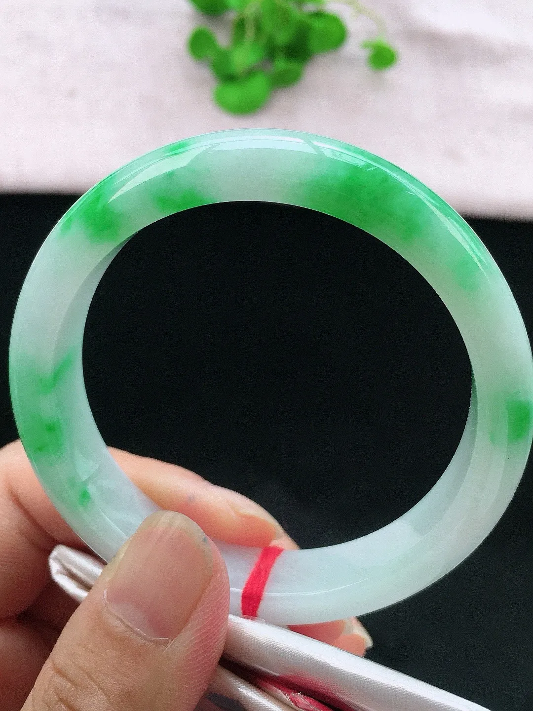 正圈55-56可戴，种老水足，尺寸55.6/12.5/7.8mm，冰飘绿正圈翡翠手镯