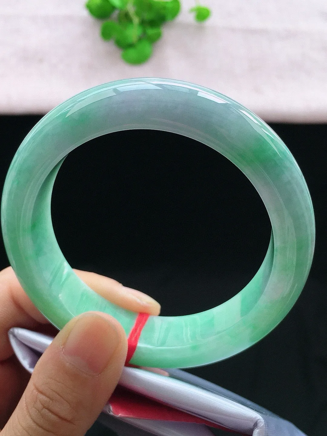 正圈60-61可戴，种老水足，尺寸60.5/15/10mm，春彩大圈口正圈翡翠手镯