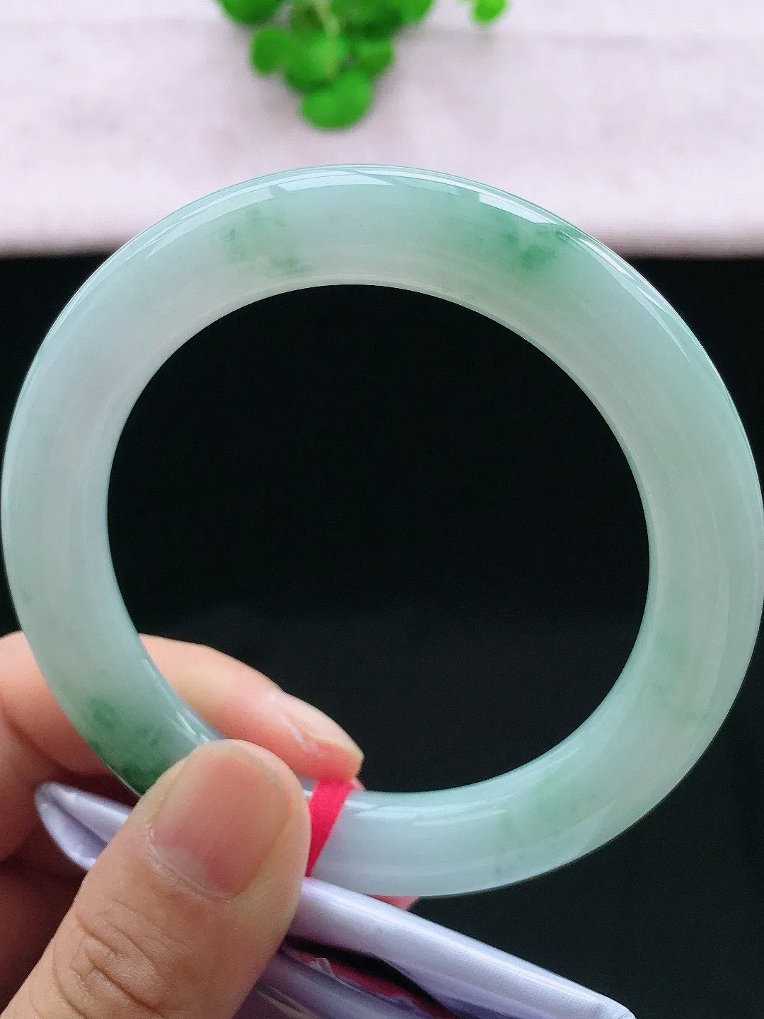 正圈58-59可戴，种老水足，尺寸57.7/10.8/10.8mm，冰飘花圆条翡翠手镯