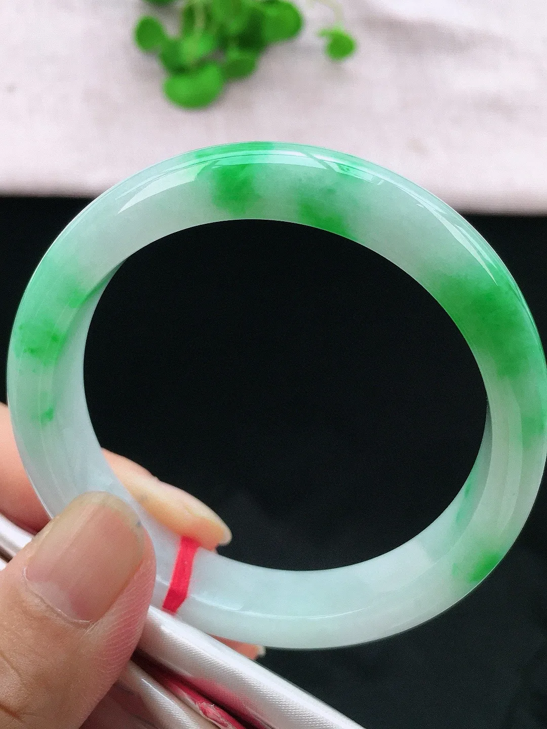 正圈55-56可戴，种老水足，尺寸55.6/12.5/7.8mm，冰飘绿正圈翡翠手镯