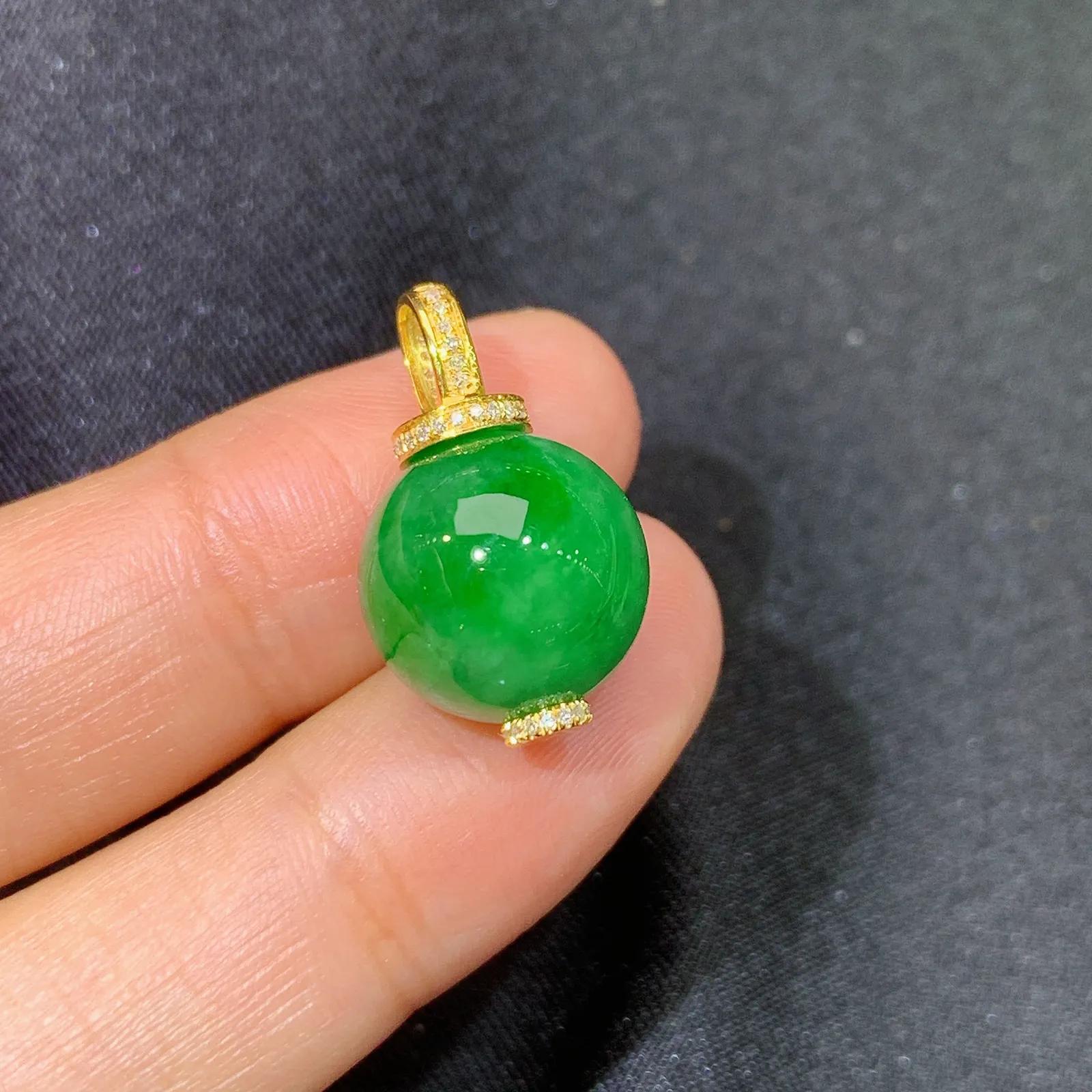 满绿圆珠吊坠，18k金镶嵌，冰润色阳，种老水足 尺寸20.3*12.3
