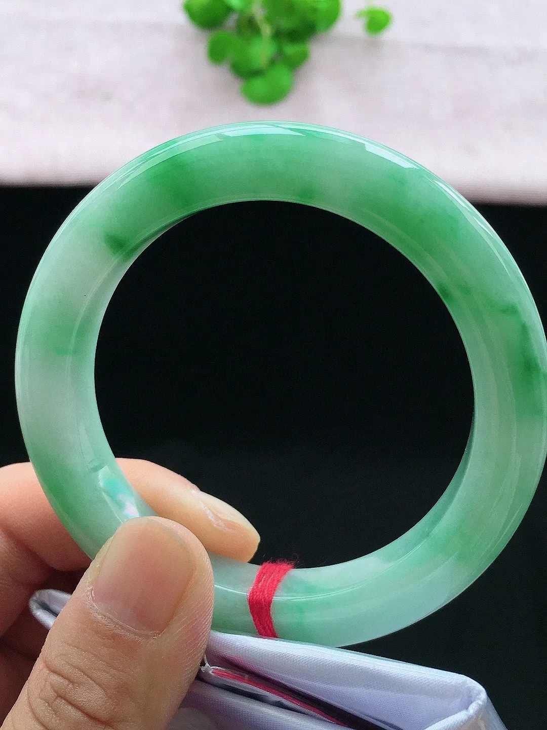 正圈55-56可戴，种老水足，尺寸55.7/10.9/10.1mm，冰飘绿正圈翡翠手镯
